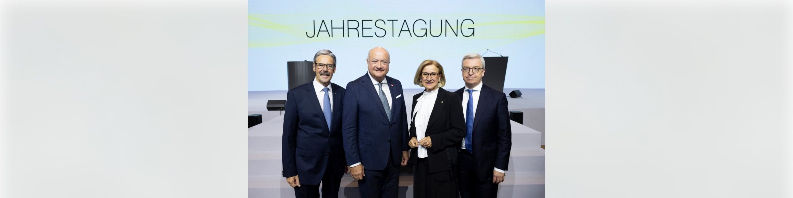 Gruppenfoto: v.l.n.r. Erwin Hameseder, Obmann der Raiffeisen-Holding NÖ-Wien, Bundeskanzler Christian Stocker, Johanna Mikl-Leitner, NÖ-Landeshauptfrau, und Michael Höllerer, Generaldirektor von Raiffeisen NÖ-Wien