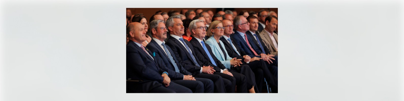 Erwin Hameseder, Obmann der Raiffeisen-Holding NÖ-Wien, und Michael Höllerer, Generaldirektor der Raiffeisen-Holding NÖ-Wien und Raiffeisenlandesbank NÖ-Wien  mit ihren Gästen