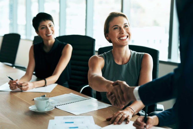 Handschlag bei Geschäftstreffen