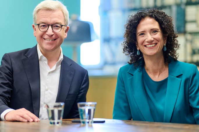 Mag. Michael Höllerer und Mag. Dr. Claudia Süssenbacher M.B.L. sitzen an einem Tisch