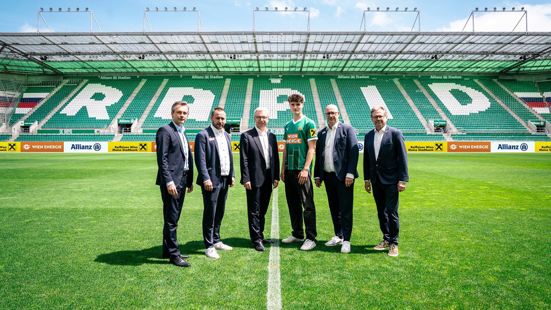 Vorstandsdirektor Martin Hauer, Rapid-Geschäftsführer Steffen Hofmann, Generaldirektor Michael Höllerer, Rapid-Profi Nikolas Sattlberger, Geschäftsführer Marcus Knipping sowie Präsident Alexander Wrabetz.