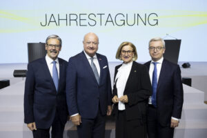 Erwin Hameseder, Obmann der Raiffeisen-Holding NÖ-Wien, Bundeskanzler Christian Stocker, Johanna Mikl-Leitner, NÖ-Landeshauptfrau, und Michael Höllerer, Generaldirektor von Raiffeisen NÖ-Wien