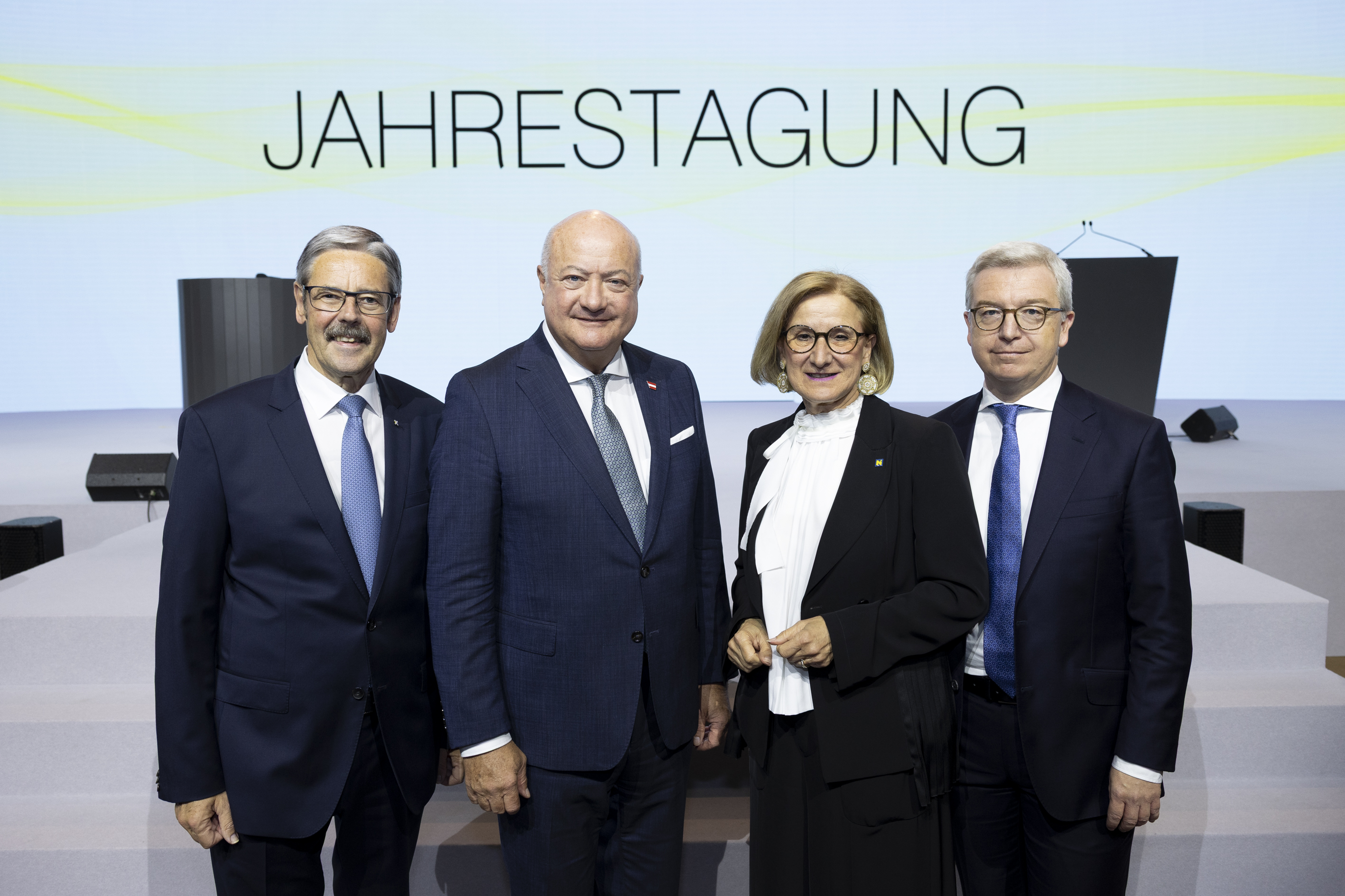 Erwin Hameseder, Obmann der Raiffeisen-Holding NÖ-Wien, Bundeskanzler Christian Stocker, Johanna Mikl-Leitner, NÖ-Landeshauptfrau, und Michael Höllerer, Generaldirektor von Raiffeisen NÖ-Wien
