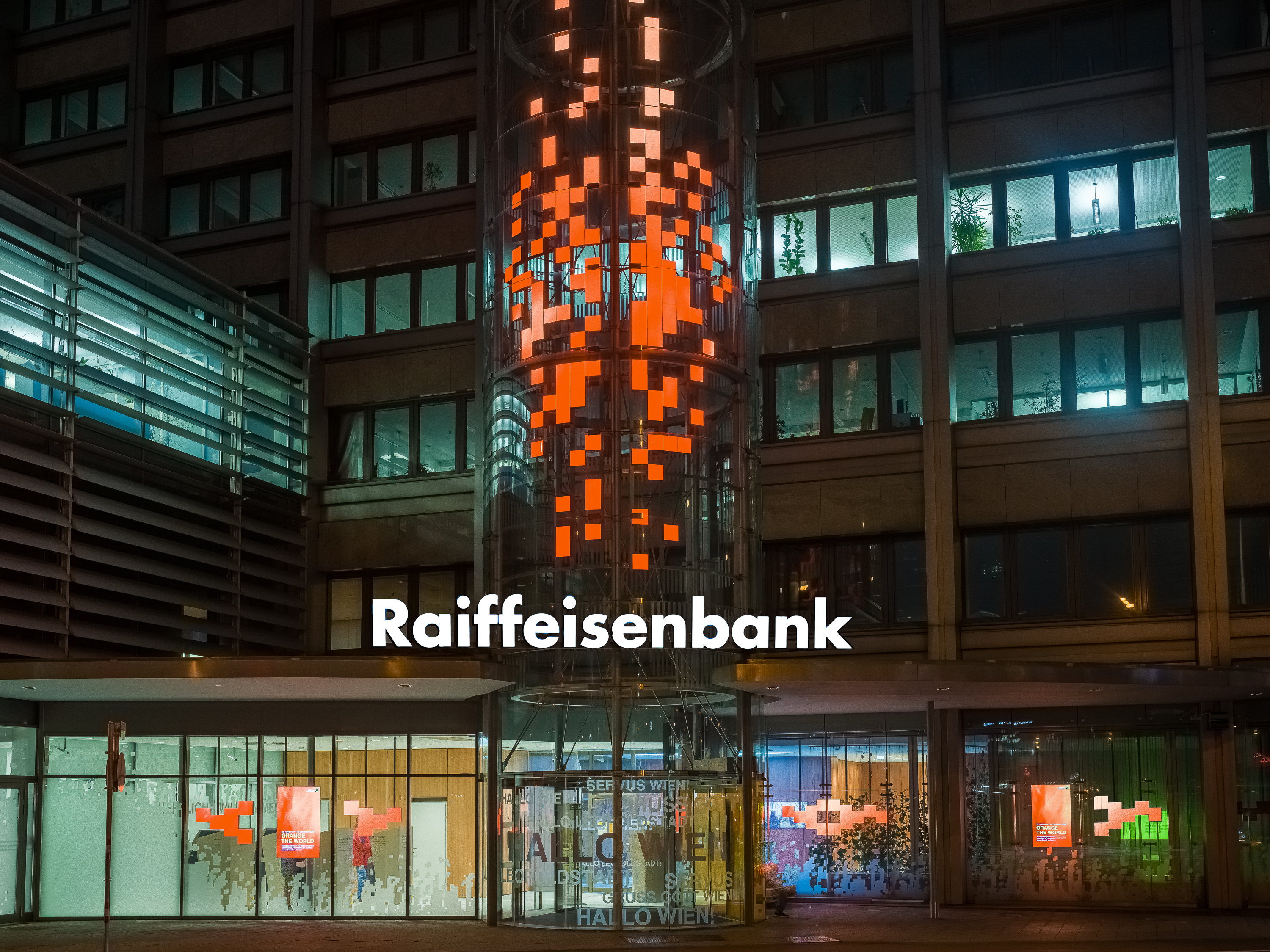 Leuchtende Vierecke in der Farbe Orange, mit Schriftzug Raiffeisenbank